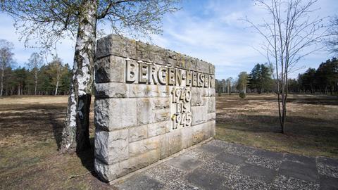 Steine liegen auf einem Schriftzug in der Gedenkstätte Bergen-Belsen.