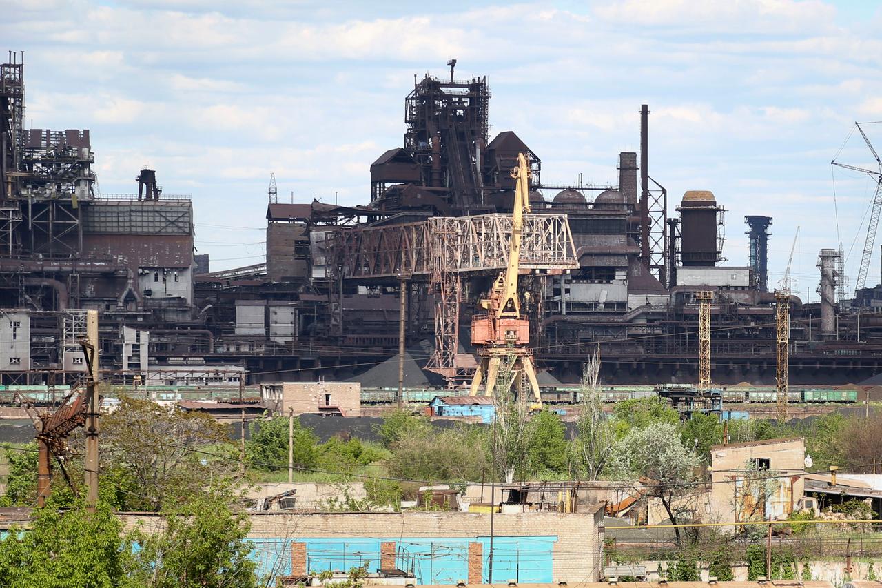Ukraine, Mariupol: Blick auf das Stahlwerk Asowstal in Mariupol.