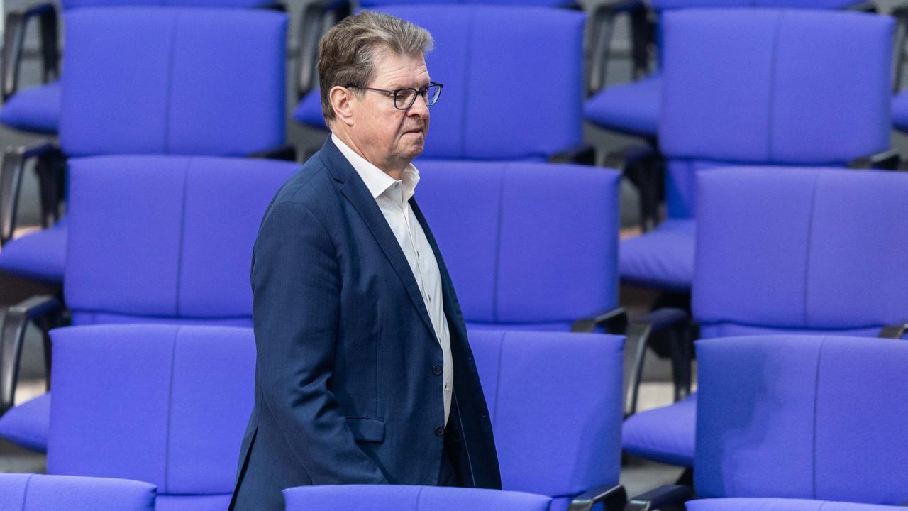 Der SPD-Abgeordnete Ralf Stegner inmitten der Stuhlreihen im Plenarsaal des Deutschen Bundestags
