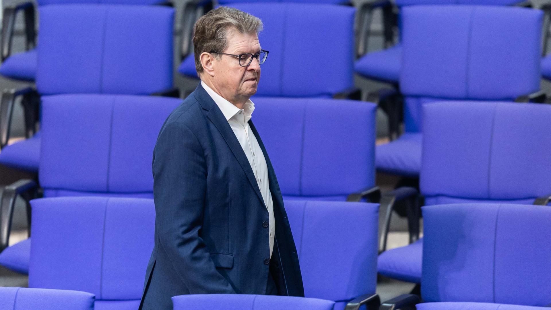 Der SPD-Abgeordnete Ralf Stegner inmitten der Stuhlreihen im Plenarsaal des Deutschen Bundestags