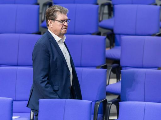 Der SPD-Abgeordnete Ralf Stegner inmitten der Stuhlreihen im Plenarsaal des Deutschen Bundestags