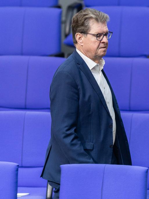 Der SPD-Abgeordnete Ralf Stegner inmitten der Stuhlreihen im Plenarsaal des Deutschen Bundestags