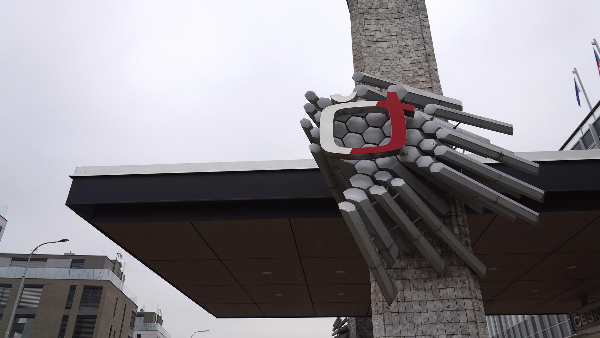 Das Firmenlogo des öffentlich rechtlichen Fernsehsenders Ceska Televize auf dem Hauptgebäude am 8. Januar 2026 in Prag, Tschechische Republik