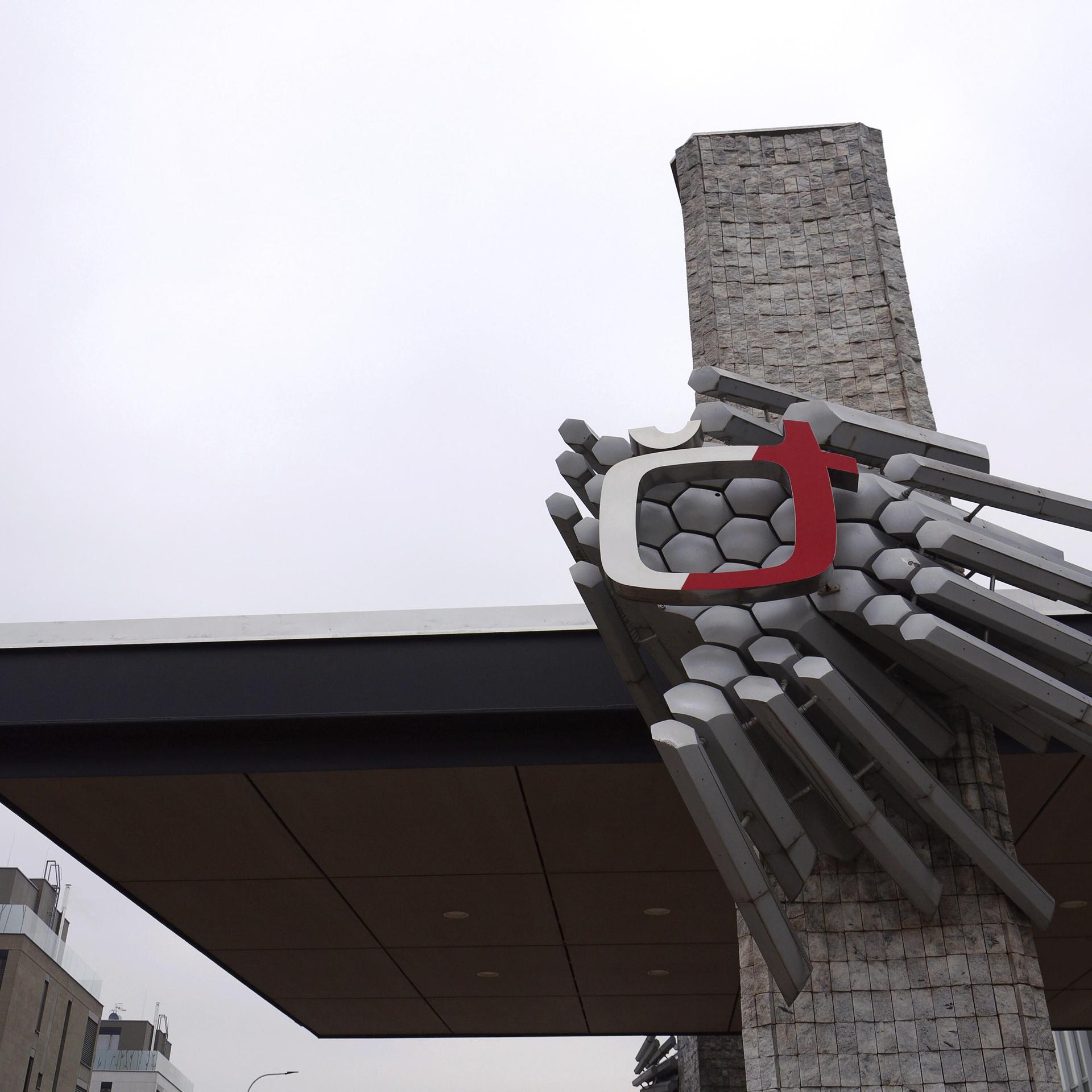 Das Firmenlogo des öffentlich rechtlichen Fernsehsenders Ceska Televize auf dem Hauptgebäude am 8. Januar 2026 in Prag, Tschechische Republik