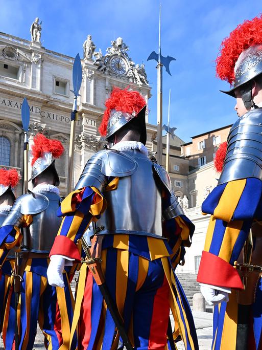 Schweizergardisten kommen auf dem Petersplatz vor den Petersdom fuer den 'Urbi Et Orbi'-Segen von Papst Franziskus I. zusammen.