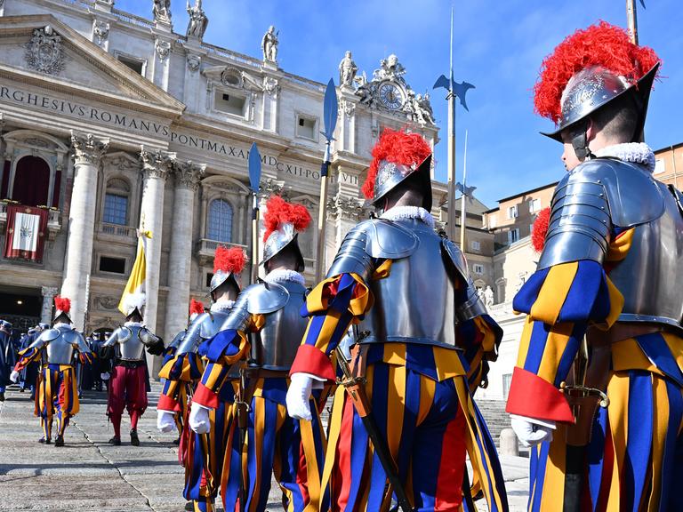 Schweizergardisten kommen auf dem Petersplatz vor den Petersdom fuer den 'Urbi Et Orbi'-Segen von Papst Franziskus I. zusammen.