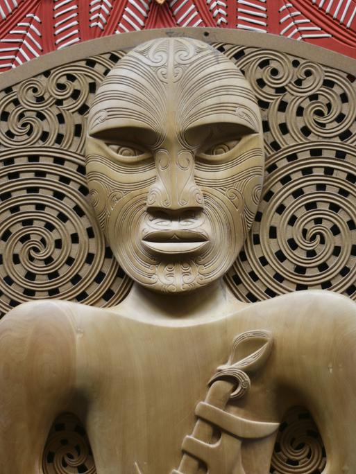 Schnitzereien im Maori Stil