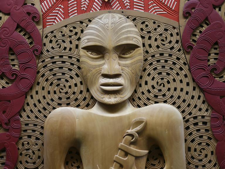 Schnitzereien im Maori Stil