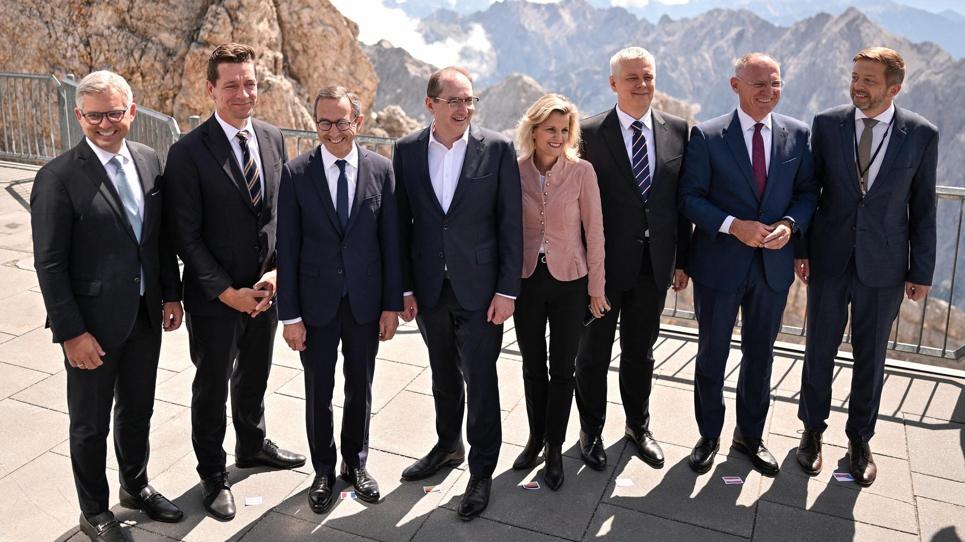 Bundesinnenminister Dobrindt steht mit mehreren Amtskollegen aus der EU auf der Zugspitze zum Familienfoto zusammen. Bundesinnenminister Dobrindt steht mit mehreren Amtskollegen aus der EU auf der Zugspitze zum Familienfoto zusammen.