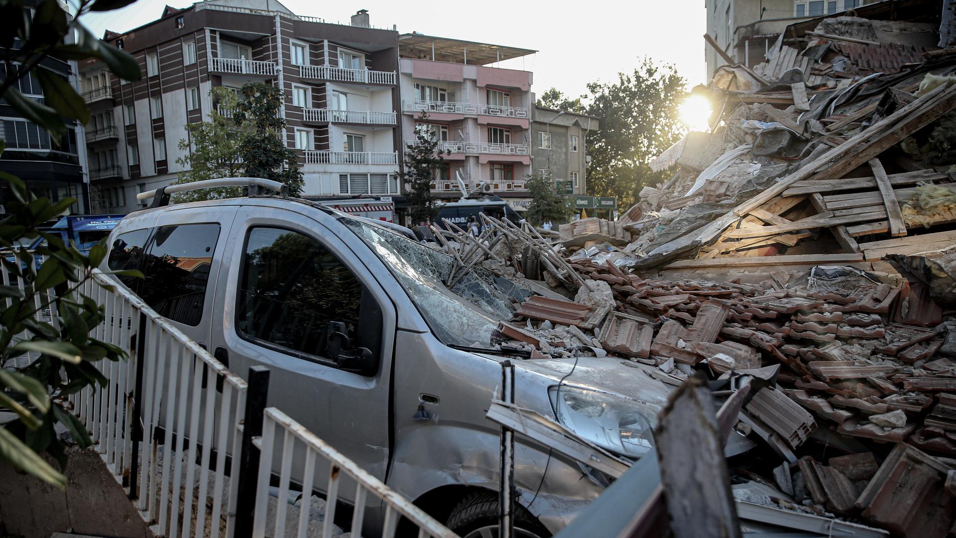 Zerstörte Gebäude und ein Auto nach dem Erdbeben der Stärke 6,1 im Bezirk Sindirgi von Balikesir, Türkei Zerstörte Gebäude und ein Auto nach dem Erdbeben der Stärke 6,1 im Bezirk Sindirgi von Balikesir, Türkei