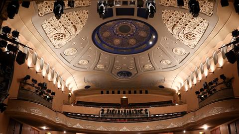 Blick in den leeren aber prunkvollen Zuschauerraum mit drei Rängen im Großen Haus des Theater Lübeck.