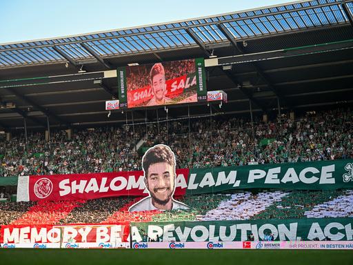 Werder-Fans gedenken dem Werder-Fan Hersh Goldberg-Polin, der von der islamistischen Hamas ermordet wurde.