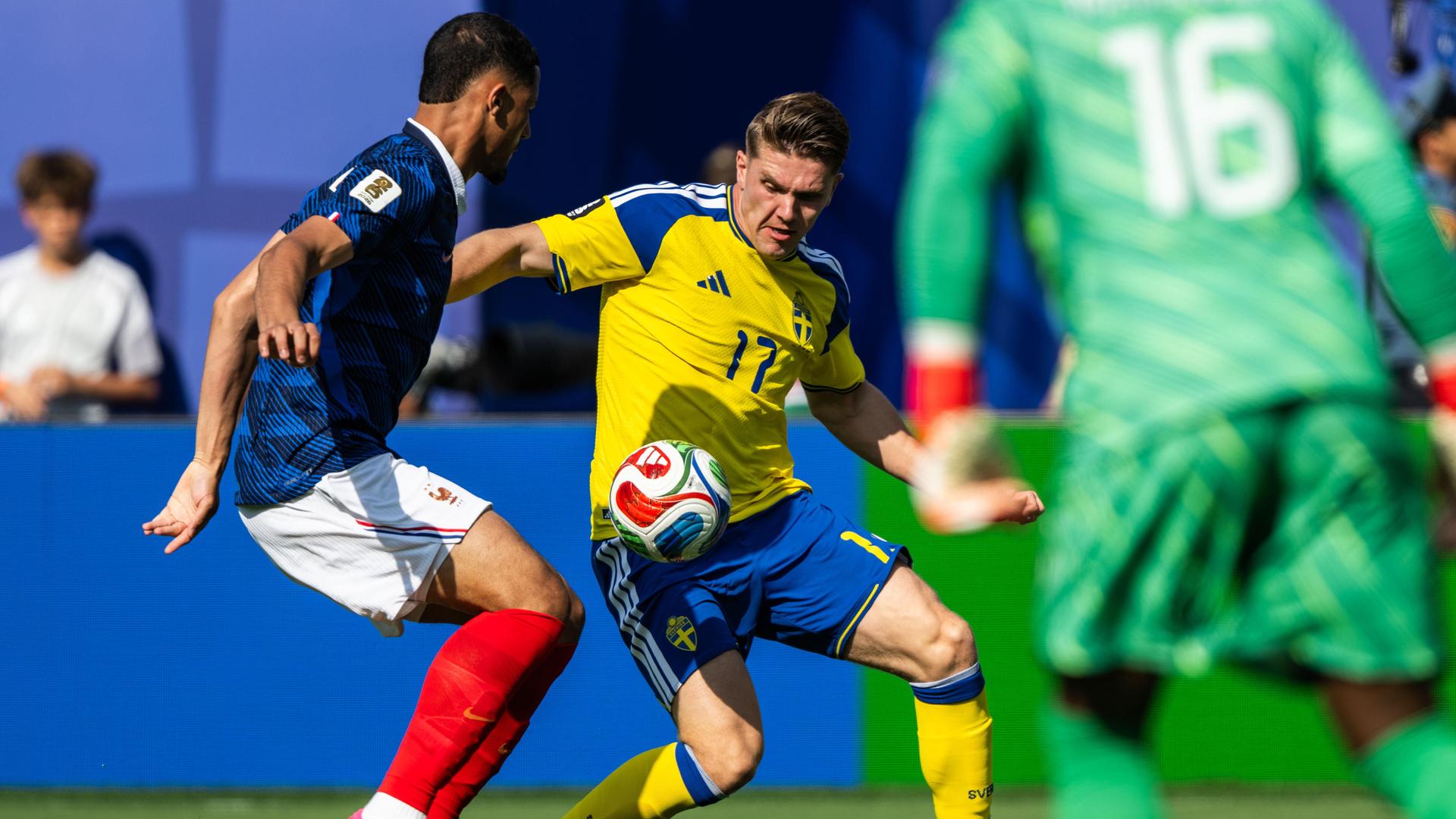 Der schwedische Fußballer Viktor Gyökeres kämpft im Spiel gegen Frankreich um den Ball.