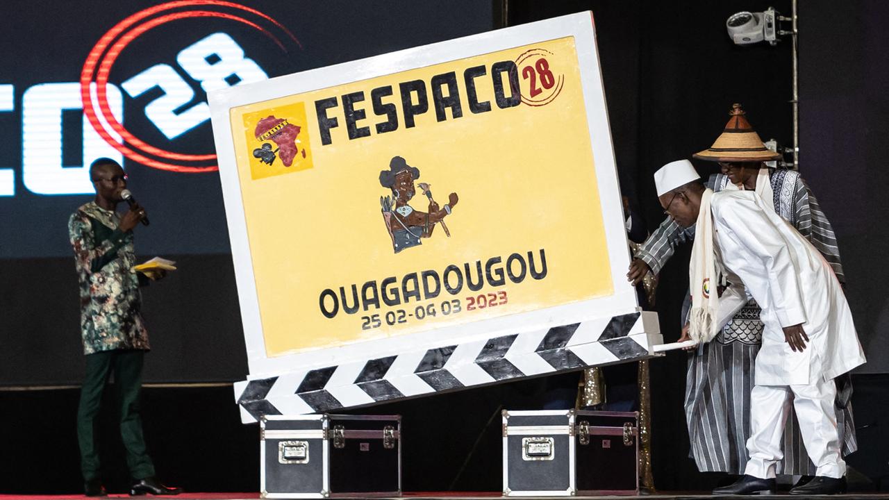 Der Premierminister von Mali, Maiga, (vorn) und der Premierminister von Burkina Faso, de Tambela, (hinten) eröffnen das "Panafrikanische Film- und Fernsehfestival von Ougadougou". Sie bedienen eine überdimensionale Flimklappe. Der Premierminister von Mali, Maiga, (vorn) und der Premierminister von Burkina Faso, de Tambela, (hinten) eröffnen das "Panafrikanische Film- und Fernsehfestival von Ougadougou". Sie bedienen eine überdimensionale Flimklappe.
