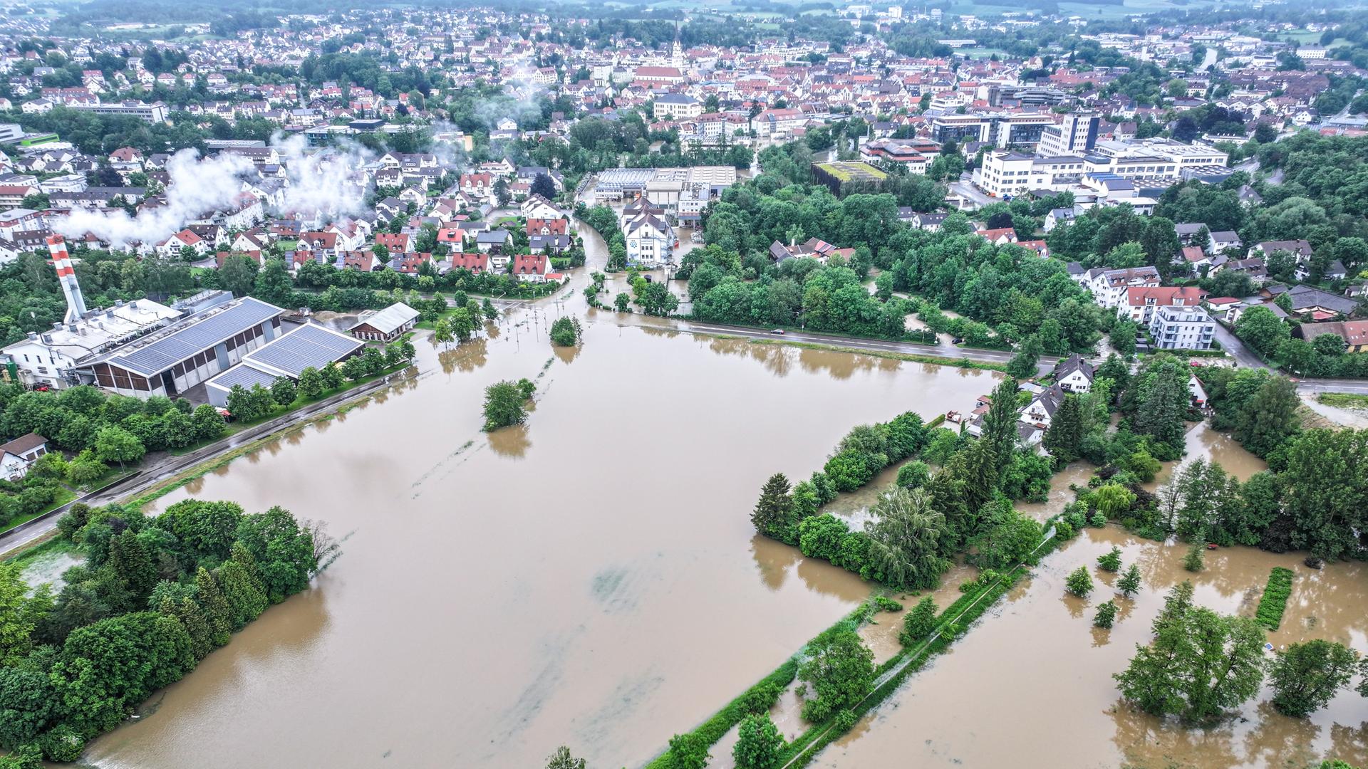 Eine  Luftbildaufnahme von Überschwemmungen bei Pfaffenhofen. 