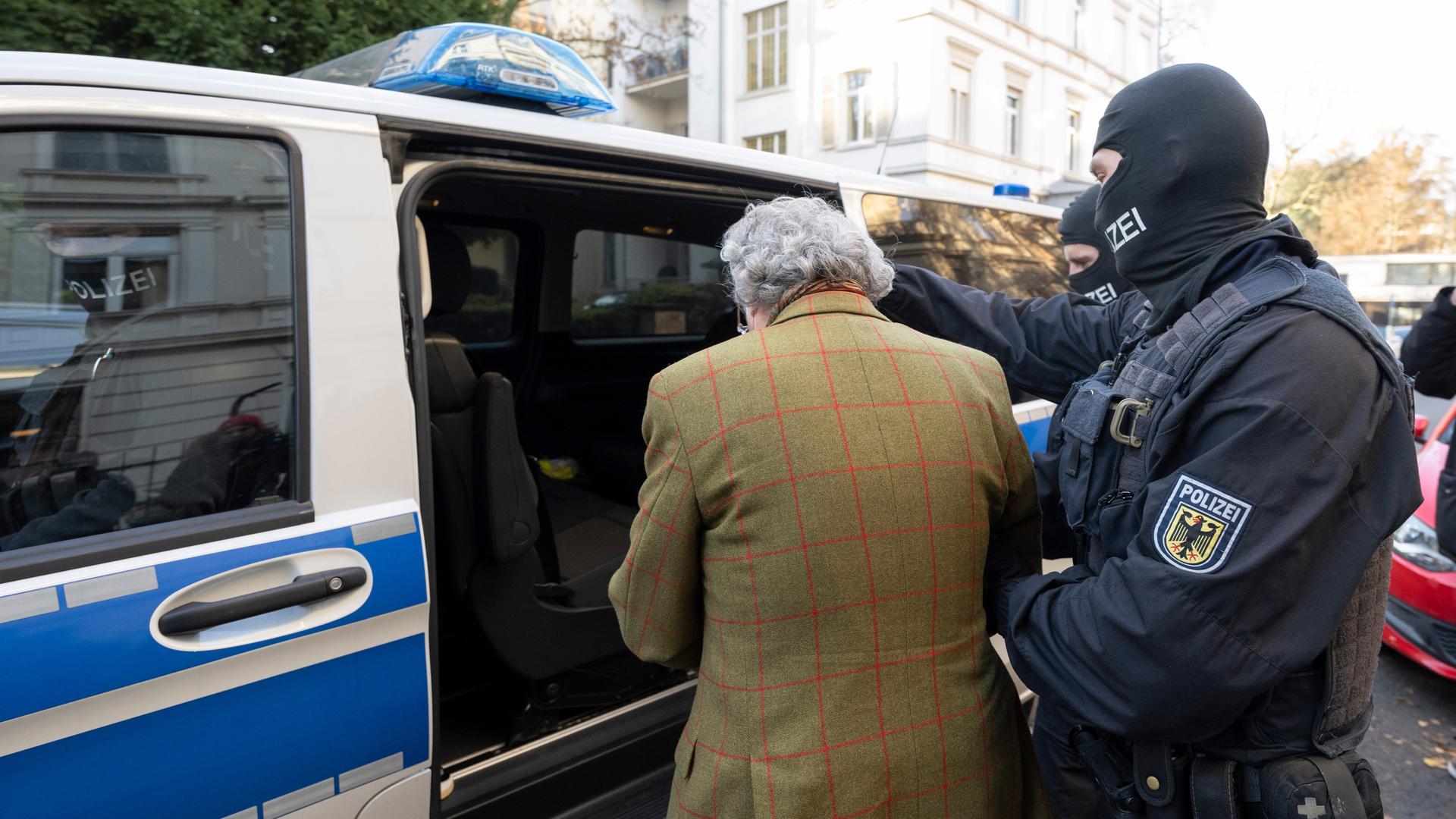 Bei einer Razzia gegen sogenannte Reichsbürger führen vermummte Polizisten, nach der Durchsuchung eines Hauses Heinrich XIII. Prinz Reuß zu einem Polizeifahrzeug