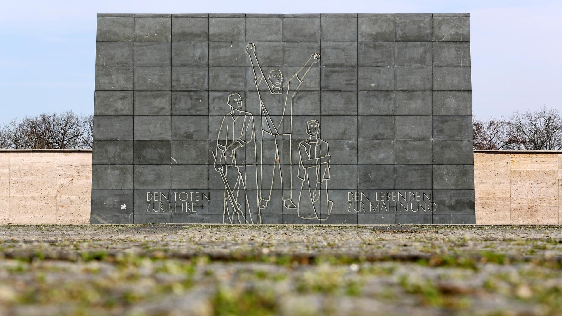 "Den Toten zur Ehre, den Lebenden zur Mahnung" steht am Mahnmal für die Opfer des Faschismus in Zwickau.