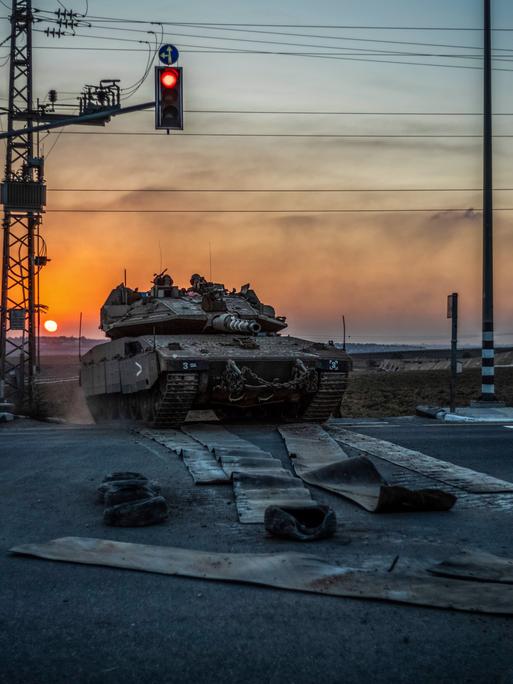Israelische Soldaten auf einem Panzer bei Sderot nahe der Grenze zum Gazastreifen.