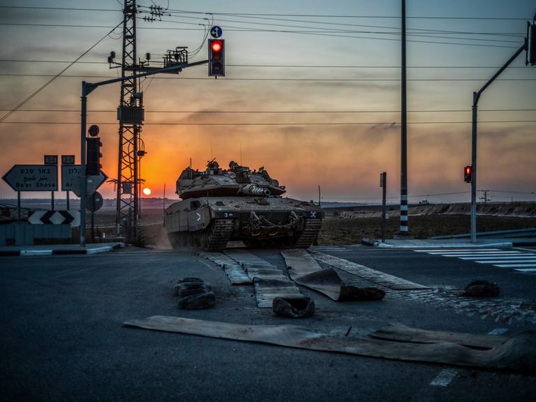 Israelische Soldaten auf einem Panzer bei Sderot nahe der Grenze zum Gazastreifen.