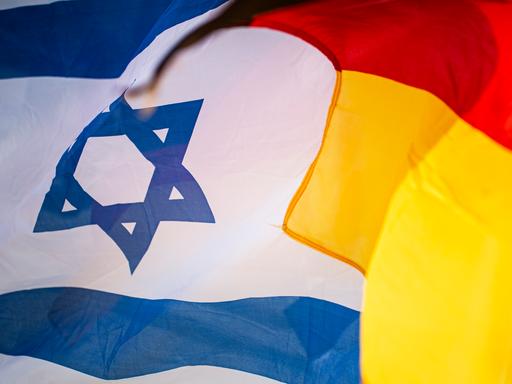 Zu sehen sind wehende Flaggen von Deutschland und Israel.