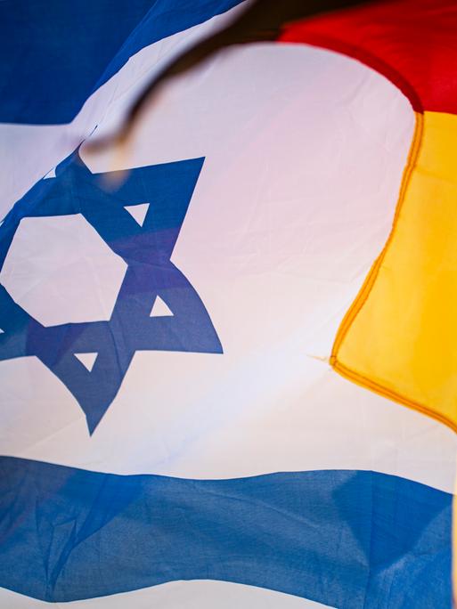 Zu sehen sind wehende Flaggen von Deutschland und Israel.