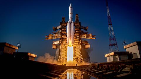 Start einer Angara-Rakete von einem Weltraumflughafen aus. Die Perspektive spitzt das Geschehen dramatisch zu