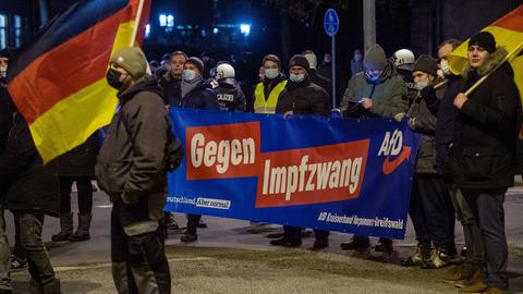 Mitglieder und Sympathisanten der Partei Alternative für Deutschland (AfD) demonstrieren in Greifswald gegen die Corona-Maßnahmen und tragen dabei ein Transparent mit der Aufschrift "Gegen Impfzwang AfD".