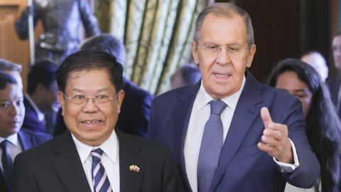 Sergei Lawrow und Than Swe, die Außenminister von Russland und Myanmar, bei einem Diplomatentreffen in Moskau.