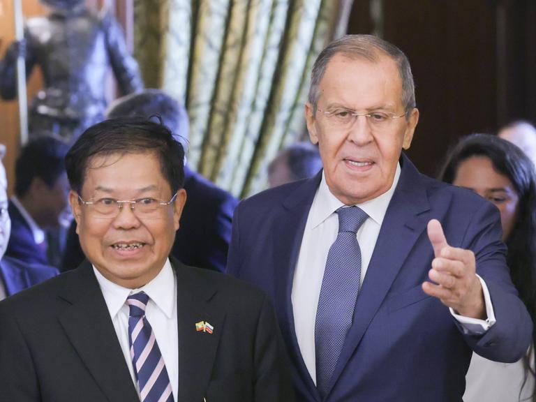 Sergei Lawrow und Than Swe, die Außenminister von Russland und Myanmar, bei einem Diplomatentreffen in Moskau.