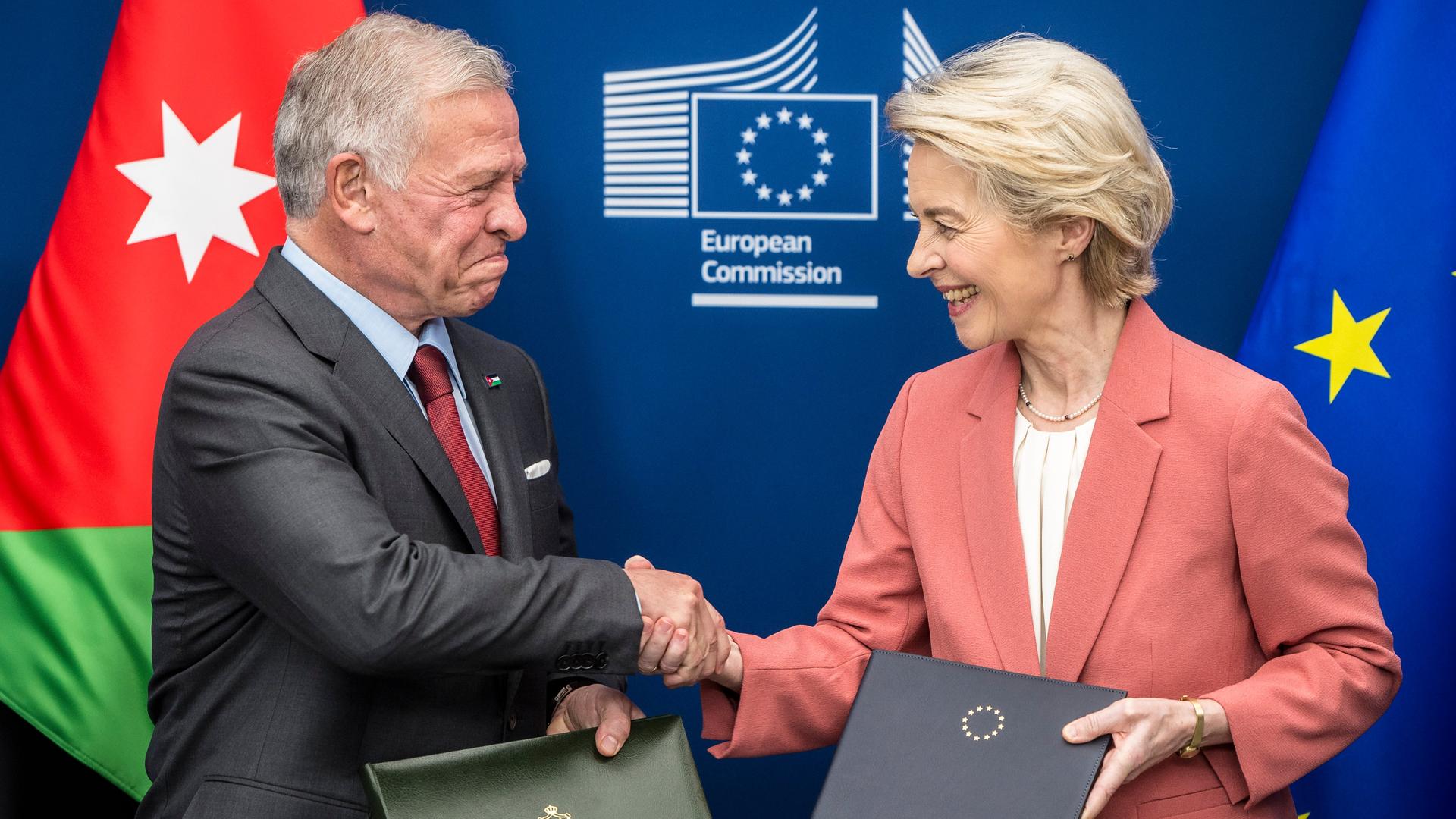 EU-Kommissionspräsidentin von der Leyen schütteln sich die Hände, nach sie Unterlagen über die Unterstützung für Jordanien ausgetauscht haben. EU-Kommissionspräsidentin von der Leyen schütteln sich die Hände, nach sie Unterlagen über die Unterstützung für Jordanien ausgetauscht haben.