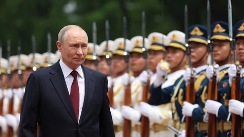 Wladimir Putin bei seinem jüngsten China-Besuch im Mai 2026. Er lächelt, im Hintergrund sind aufgereiht chinesische Soldaten zu sehen. Wladimir Putin bei seinem jüngsten China-Besuch im Mai 2026. Er lächelt, im Hintergrund sind aufgereiht chinesische Soldaten zu sehen.