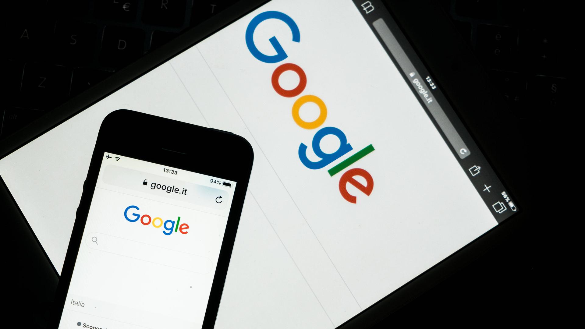 Google-Startseite auf einem Tablet und einem Smartphone