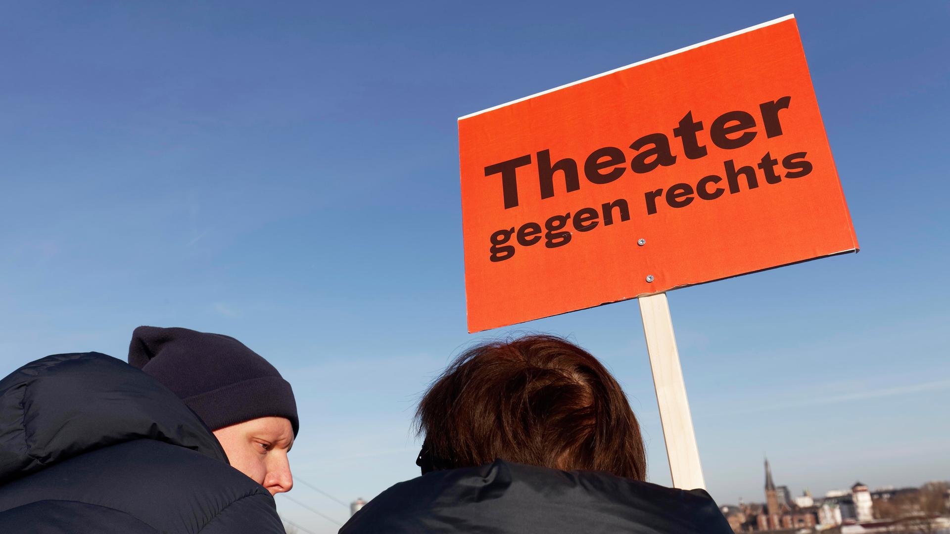 Demonstranten mit Transparent "Theater gegen rechts", bei einer Großdemo gegen Rechtsextremismus am 27.1.2024 in Düsseldorf.