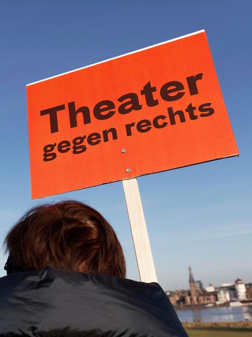 Demonstranten mit Transparent "Theater gegen rechts", bei einer Großdemo gegen Rechtsextremismus am 27.1.2024 in Düsseldorf.