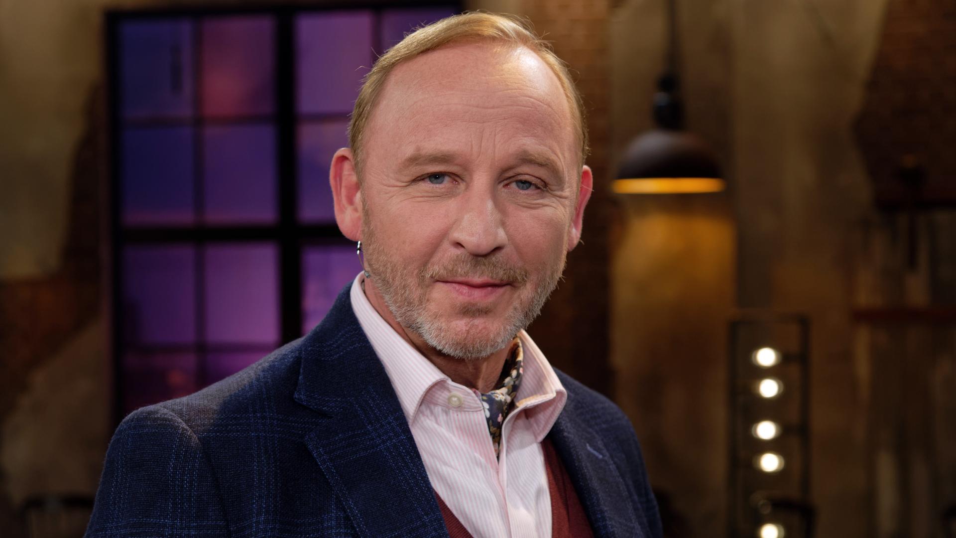 Obeerkörper- Aufnahme von Alexander Held in einem Fernsehstudio.