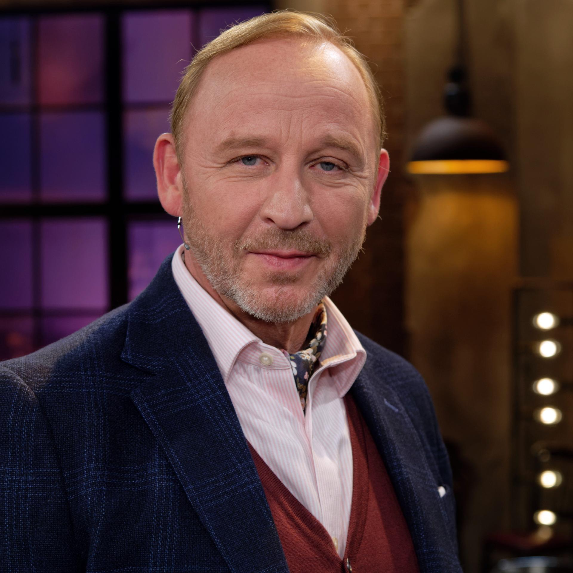 Der Schauspieler Alexander Held steht nach der Aufzeichnung der WDR Talkshow Kölner Treff im Studio. (Aufnahme von 2019)