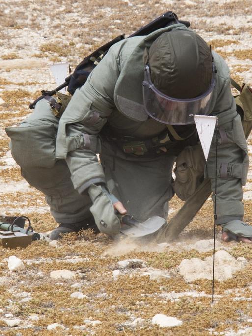 Ein Soldat räumt Minen in Syrien
