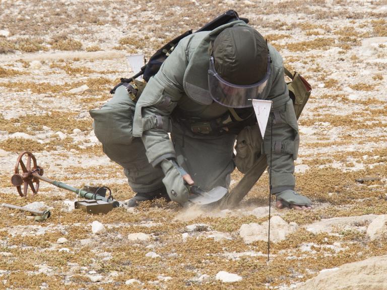Ein Soldat räumt Minen in Syrien