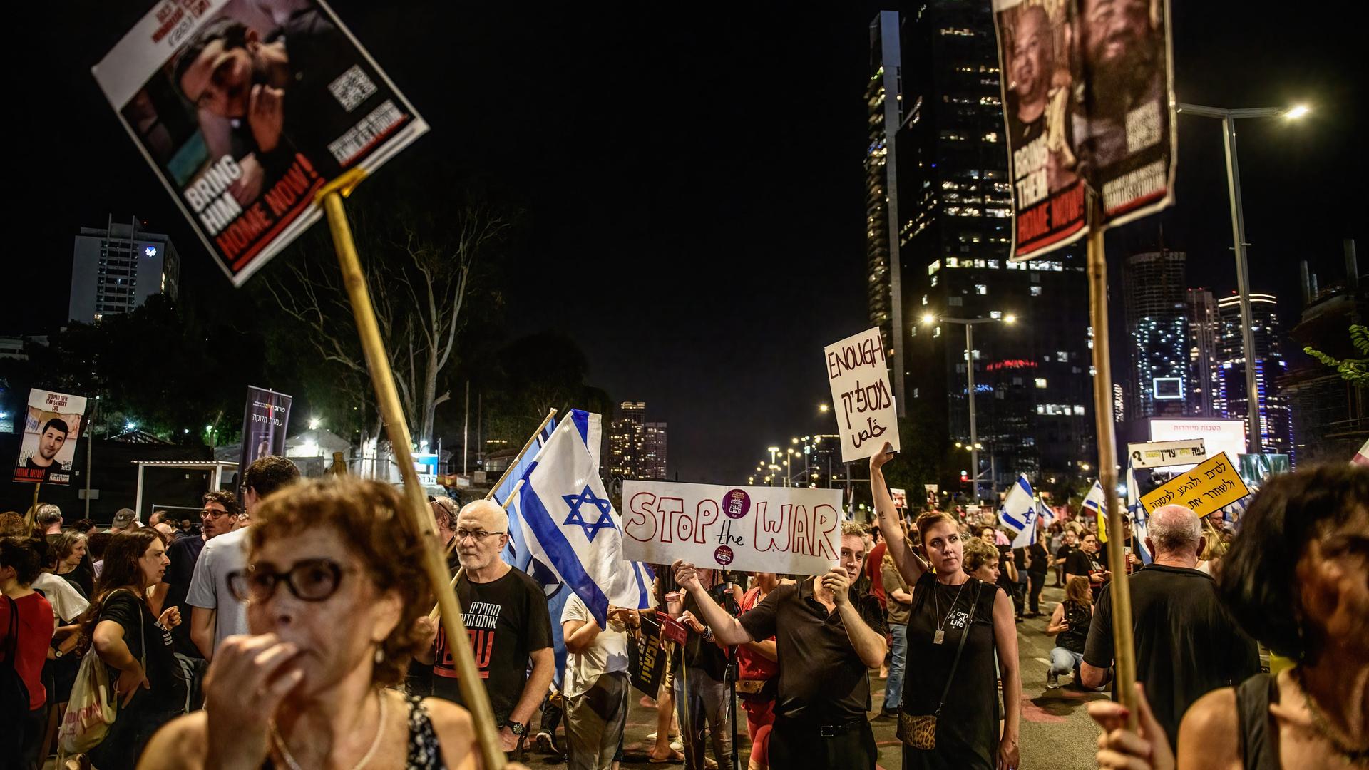 Israelische Demonstranten protestieren in Tel Aviv gegen den Krieg und gegen ihren Ministerpräsidenten Benjamin Netanyahu