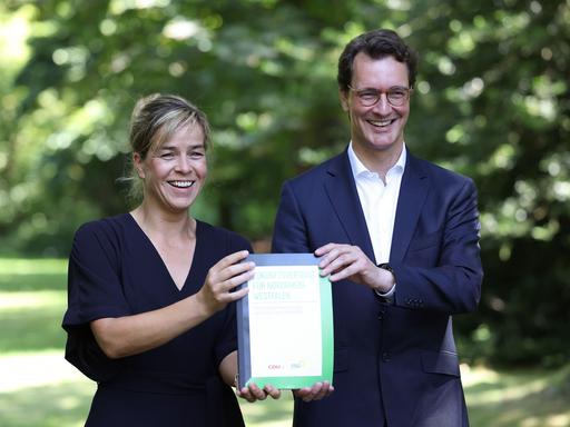 Nordrhein-Westfalen, Düsseldorf: Ministerpräsident Hendrik Wüst (CDU) und Mona Neubaur, Vorsitzende der Grünen in Nordrhein-Westfalen stellen den Koalitionsvertrag von Schwarz-Grün in NRW vor.