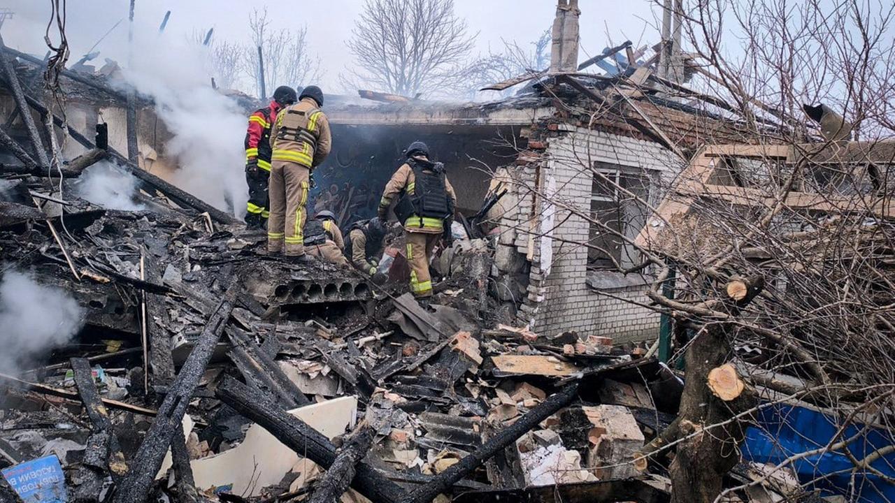 Das Foto der ukrainischen Behörden zeigt Einsatzkräfte nach einem russischen Angriff in Kyrykivka in der ukrainischen Region Sumy.