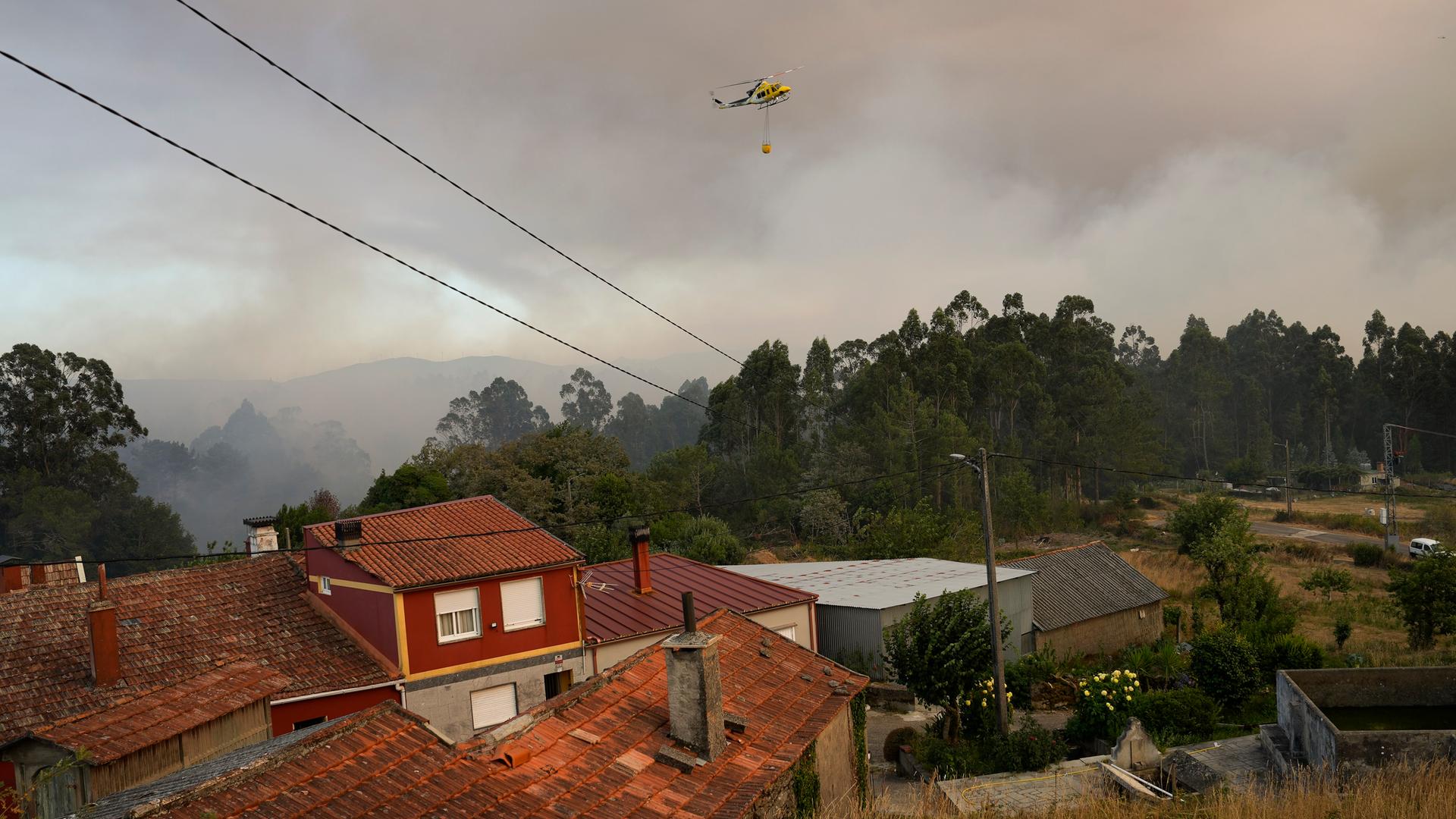 Spanien, A Cañiza: Ein Hubschrauber ist bei den Löscharbeiten während eines Waldbrandes im Einsatz. Spanien, A Cañiza: Ein Hubschrauber ist bei den Löscharbeiten während eines Waldbrandes im Einsatz.