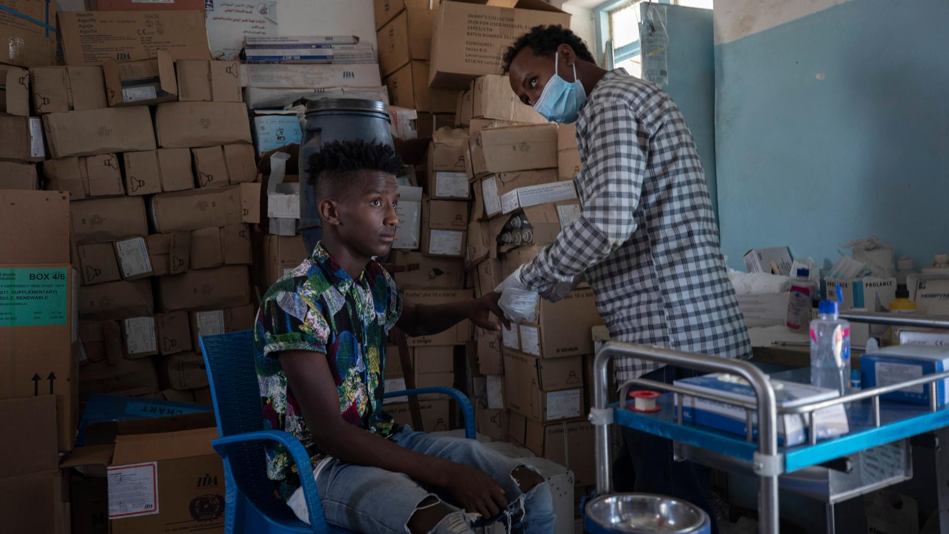 Ein Pfleger versorgt einen verletzten Mann in einer Klinik in Äthiopien. 