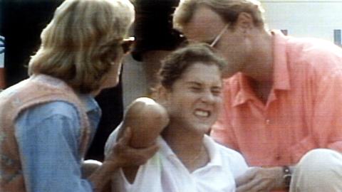 Die verletzte Monica Seles wird kurz nach dem Messer-Attentat auf dem Centre Court am Hamburger Rothenbaum ärtzlich versorgt.