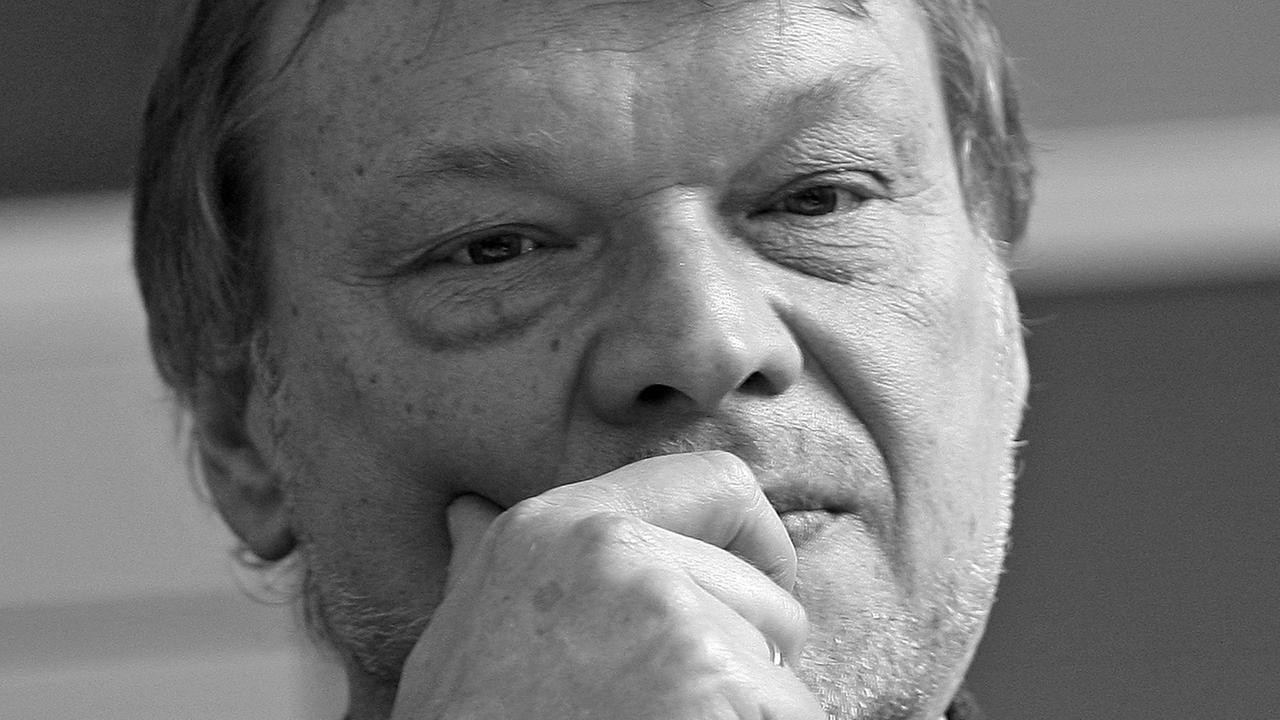 Der langjährige Mitherausgeber der "Frankfurter Allgemeine Zeitung", Günther Nonnenmacher, ist tot. Er ist im Potrait zu sehen und stützt sein Kinn auf die rechte Hand.
