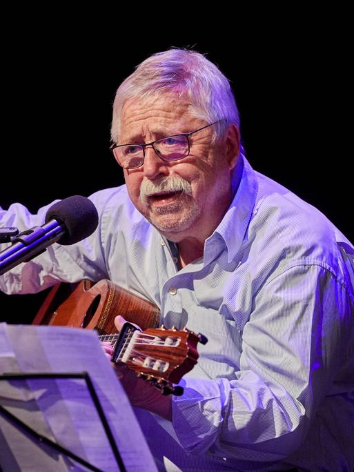 Wolf Biermann, Musiker, spricht während einer musikalischen Geburtstagsfeier zum seinem 85. Geburtstags auf der Bühne im Thalia Theater.