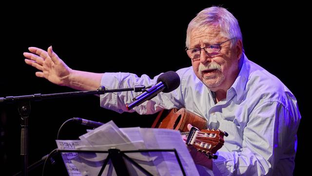 Wolf Biermann, Musiker, spricht während einer musikalischen Geburtstagsfeier zum seinem 85. Geburtstags auf der Bühne im Thalia Theater.