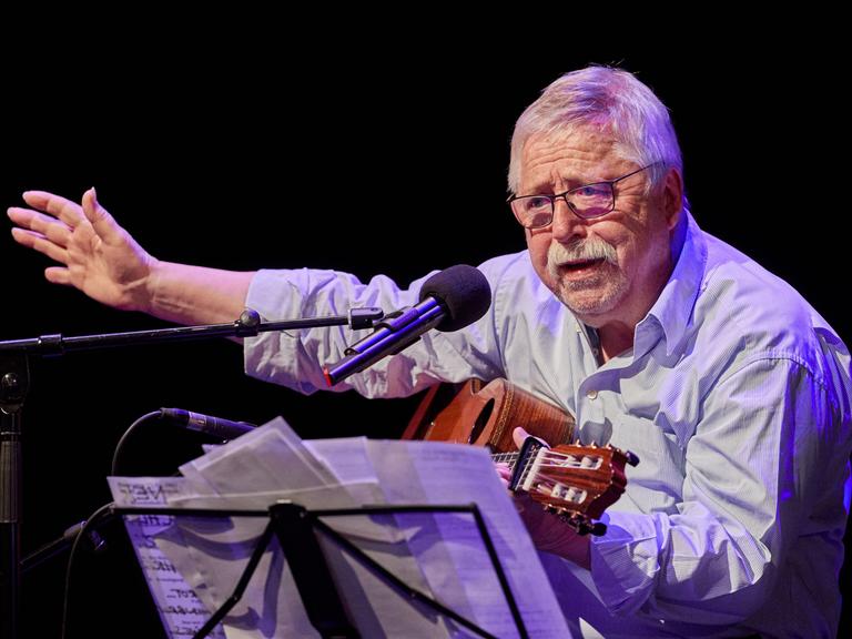 Wolf Biermann, Musiker, spricht während einer musikalischen Geburtstagsfeier zum seinem 85. Geburtstags auf der Bühne im Thalia Theater.