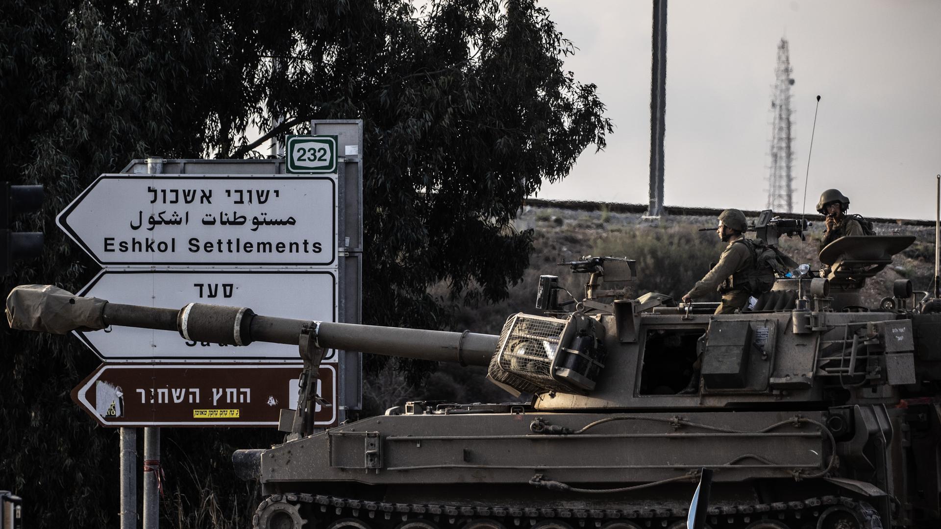 Panzer der israelischen Armee in der Nähe der Grenze zum Gazastreifen