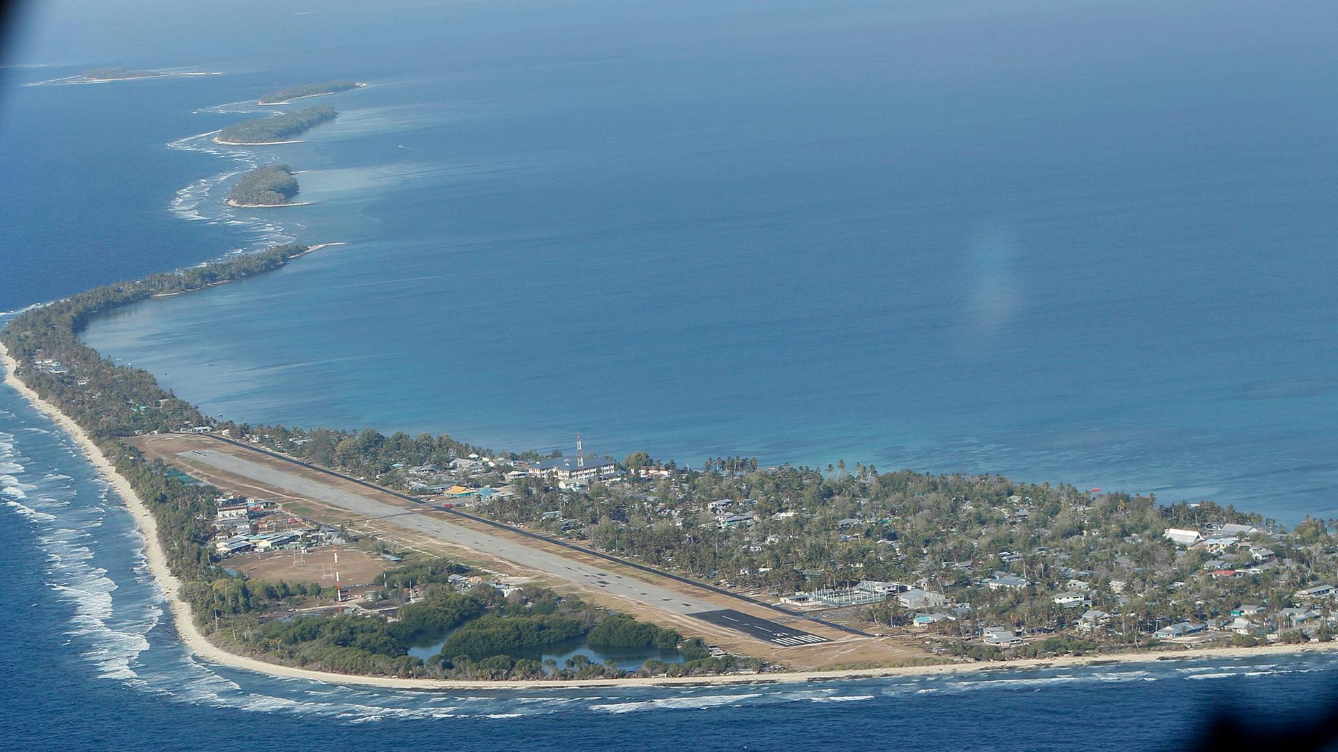 Tuvalu, Funafuti: Funafuti, die Hauptinsel des Nationalstaates Tuvalu, wird von einem C130-Flugzeug der neuseeländischen Luftwaffe beim Anflug auf den kleinen Staat im Südpazifik fotografiert. Tuvalu, Funafuti: Funafuti, die Hauptinsel des Nationalstaates Tuvalu, wird von einem C130-Flugzeug der neuseeländischen Luftwaffe beim Anflug auf den kleinen Staat im Südpazifik fotografiert.